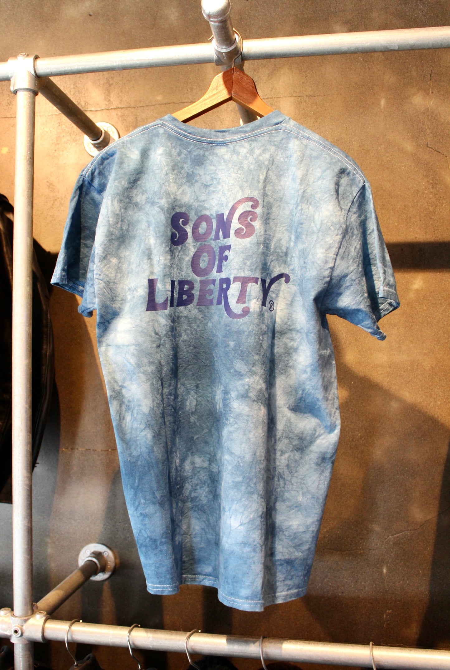 【Back Print T INDIGO TIE-DYE】プリントTシャツ  インディゴタイダイ  SONSOFLIBERTY  SST-01IND